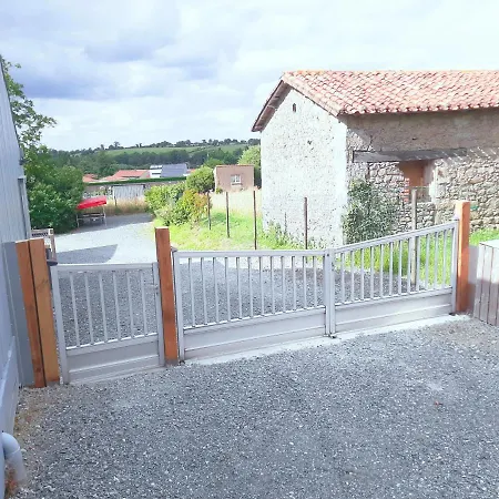 Des Maries A 7mn Du Puy Du F0u Chambretaud