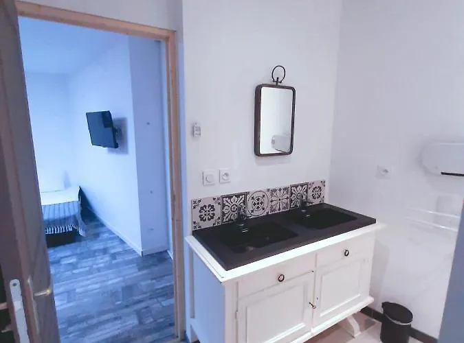 Des Maries A 7mn Du Puy Du F0u * Шамбрето