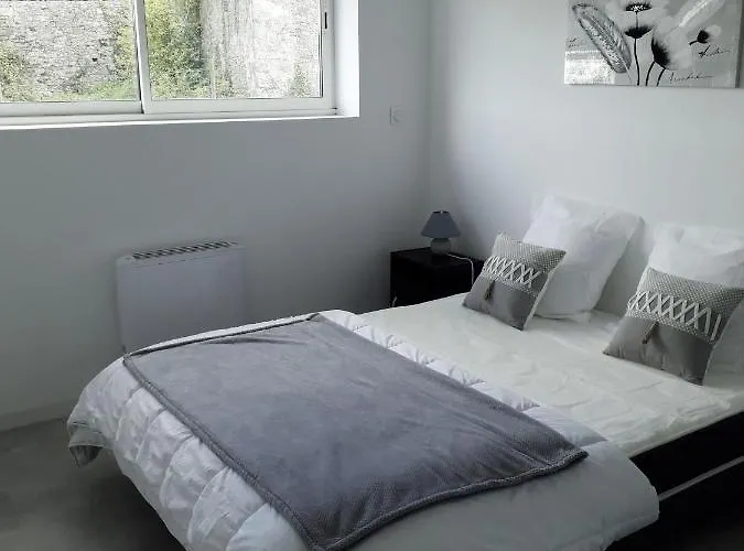 Des Maries A 7mn Du Puy Du F0u Шамбрето